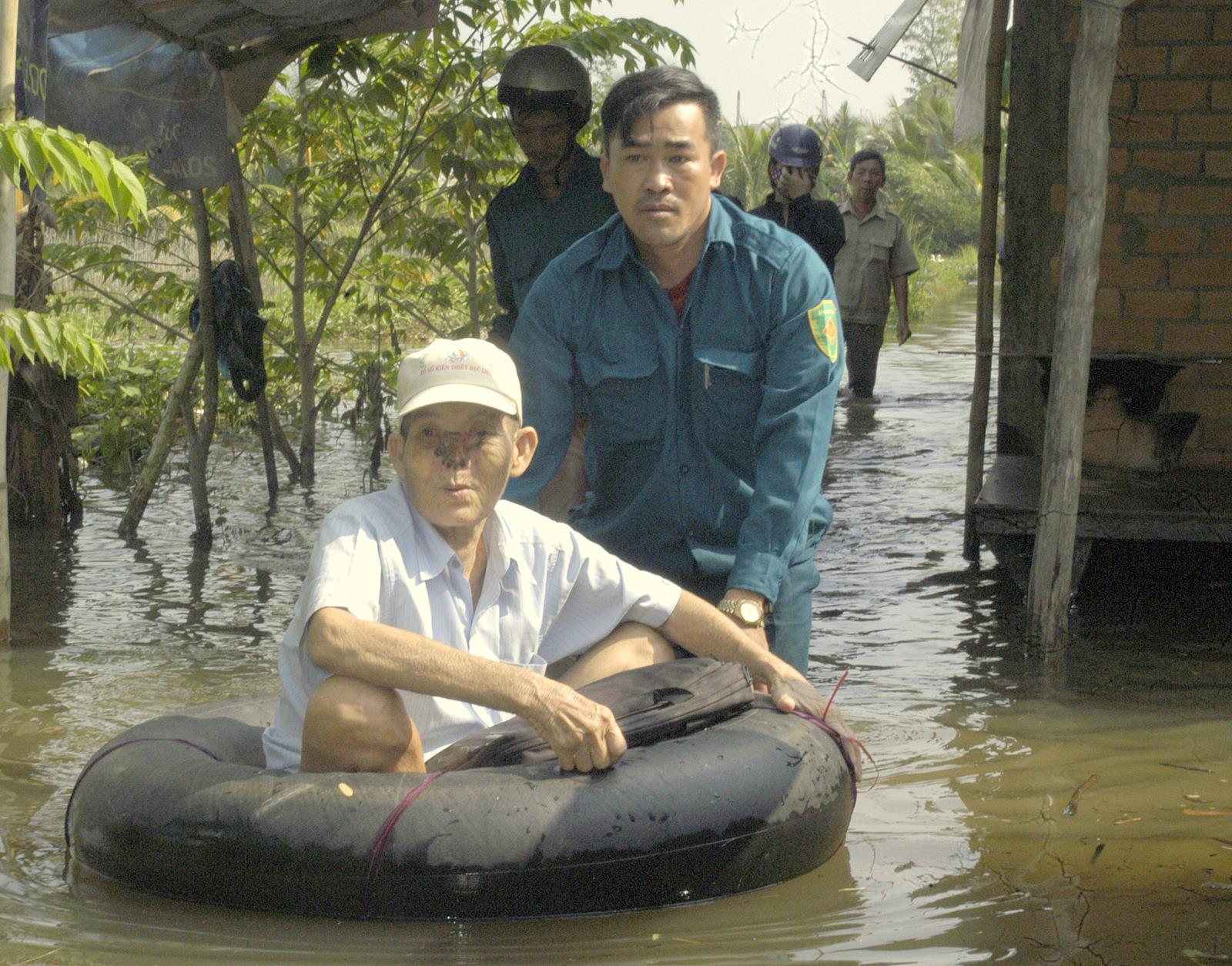 Cần Thơ: Vỡ đê bao gây ngập nặng ở nhiều nơi